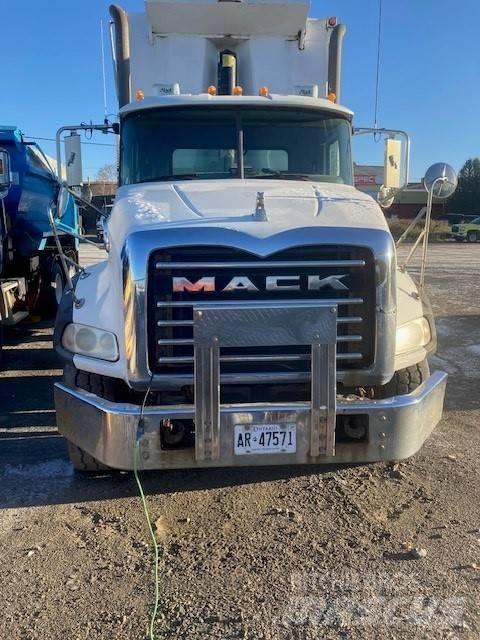 Mack GU813 Pašizgāzējs