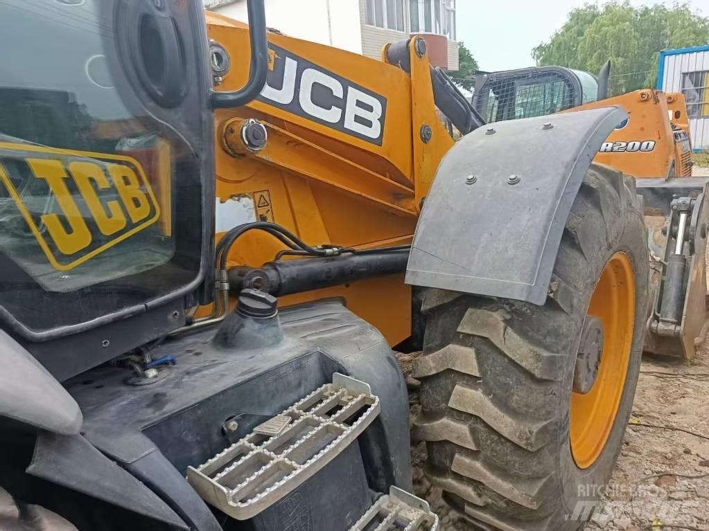 JCB 4CX Ekskavatori-iekrāvēji