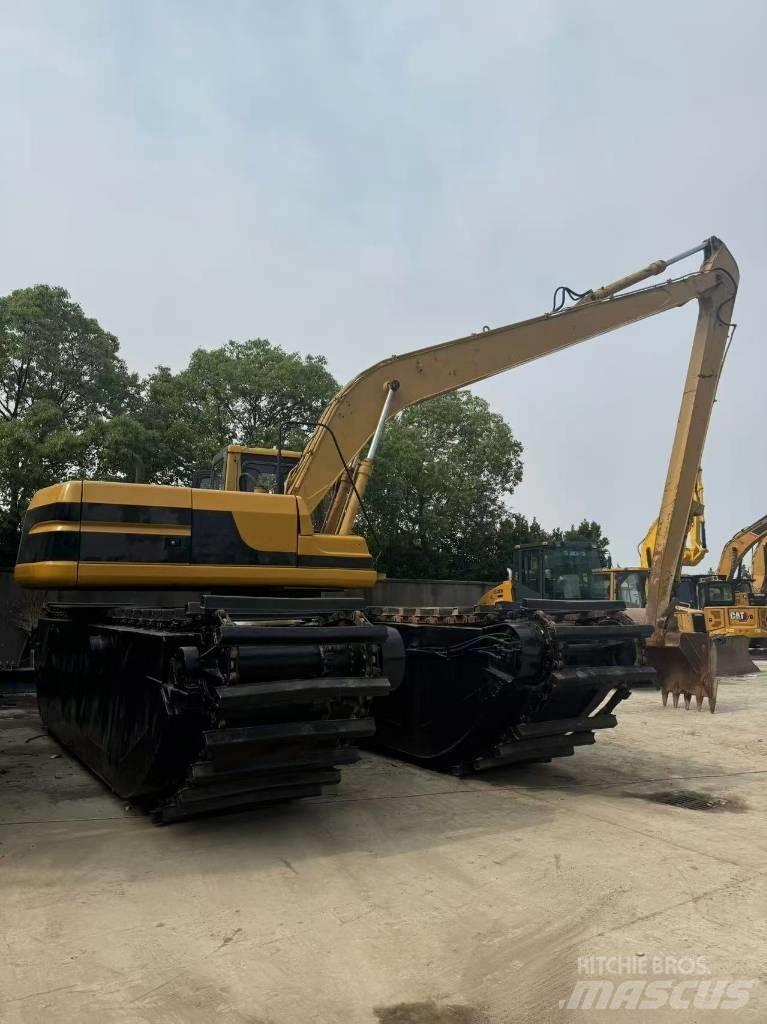 CAT 320B Amfībijas tipa ekskavatori
