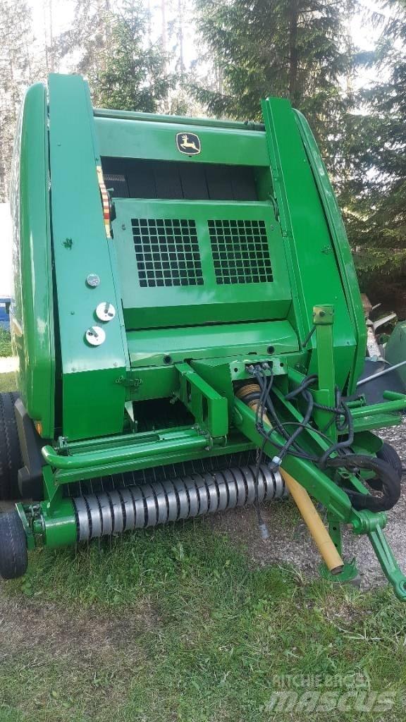 John Deere 854 Rituļu preses