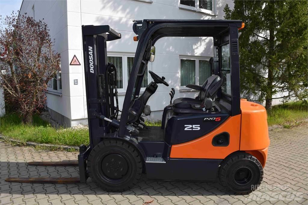 Doosan D 25 S-5 Tehnika ar dīzeļa dzinēju