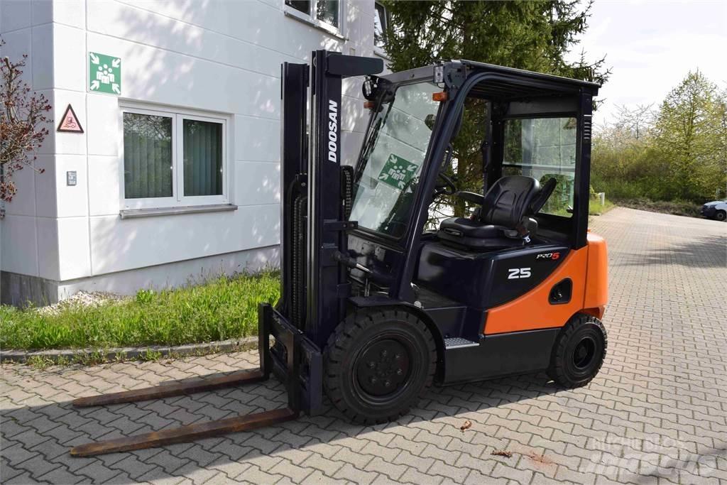 Doosan D 25 S-5 Tehnika ar dīzeļa dzinēju