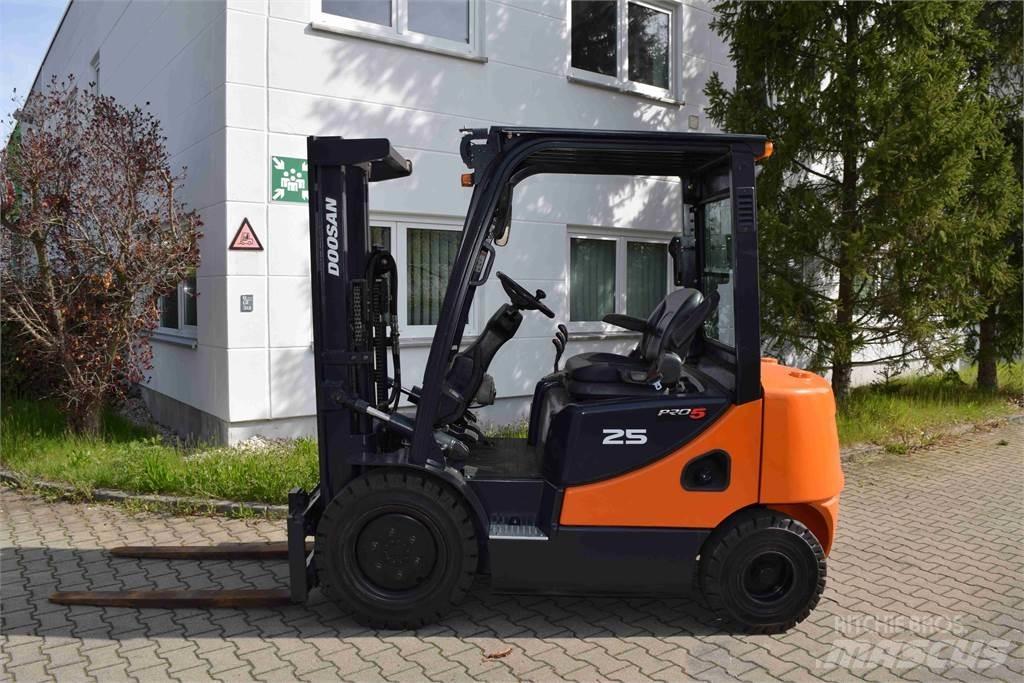 Doosan D 25 S-5 Tehnika ar dīzeļa dzinēju