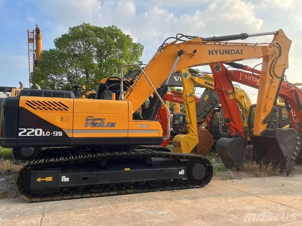 Hyundai R220LC-9S Ekskavatori uz riteņiem