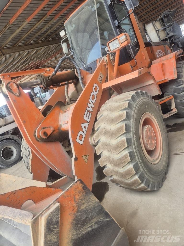 Daewoo Mega 250 Iekrāvēji uz riteņiem