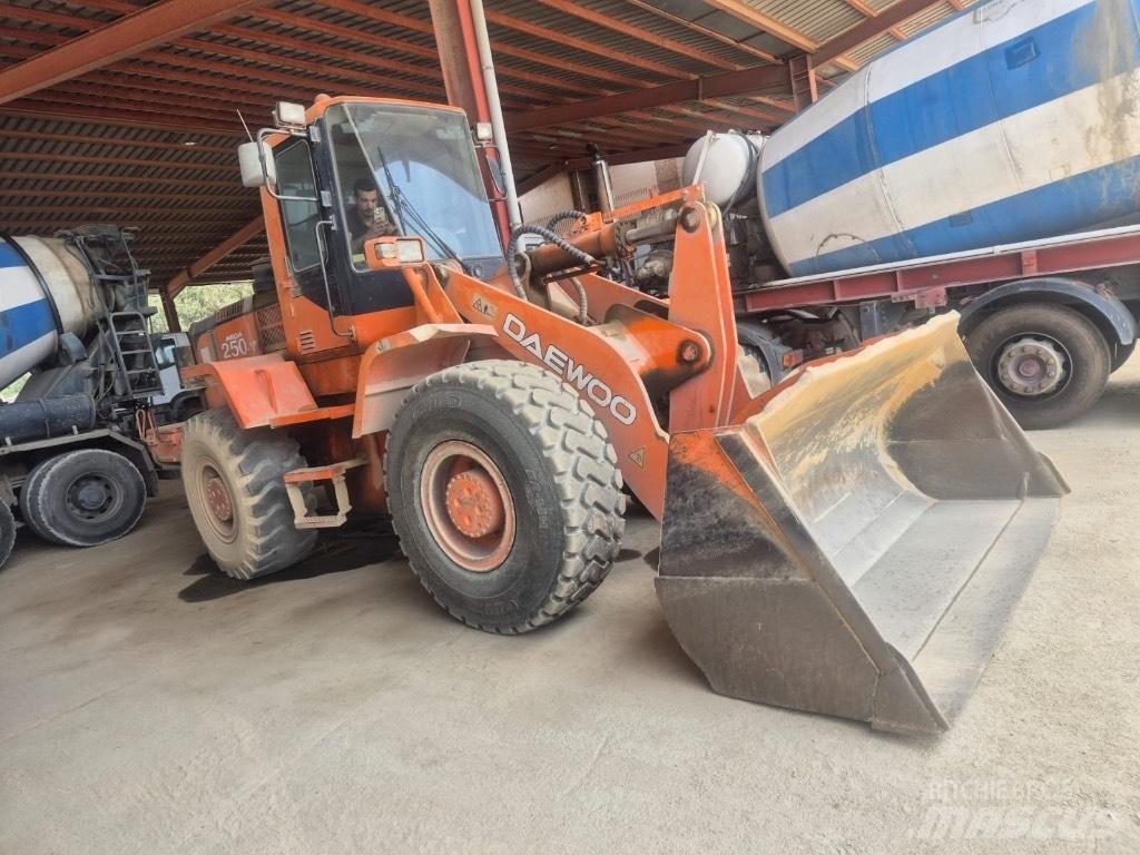 Daewoo Mega 250 Iekrāvēji uz riteņiem