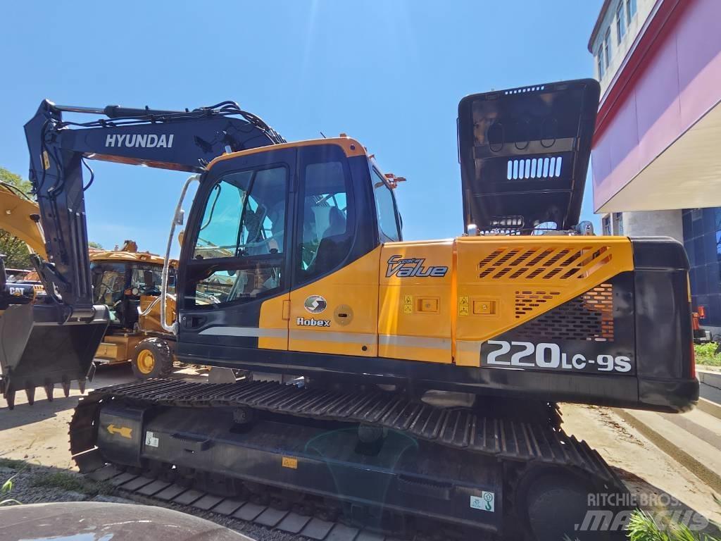 Hyundai Robex 220 LC Kāpurķēžu ekskavatori