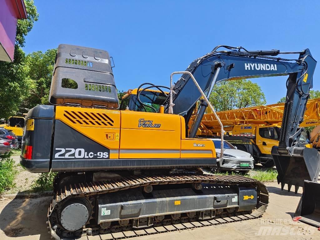 Hyundai Robex 220 LC Kāpurķēžu ekskavatori