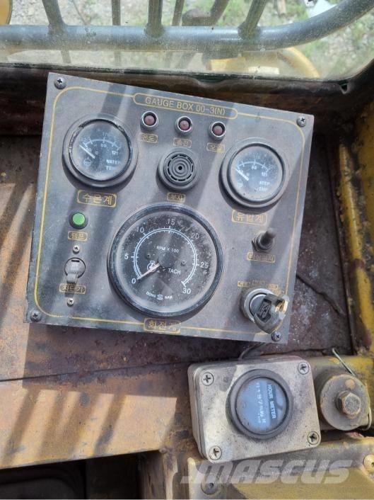CAT 973 Iekrāvēji uz riteņiem