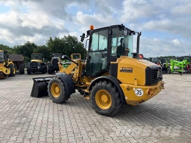 CAT 908 Iekrāvēji uz riteņiem