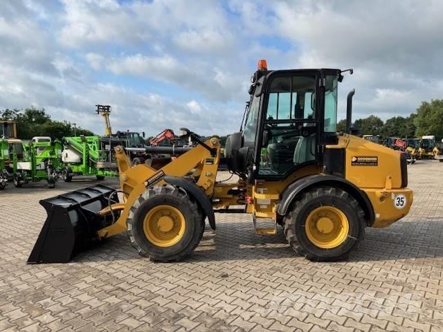 CAT 908 Iekrāvēji uz riteņiem