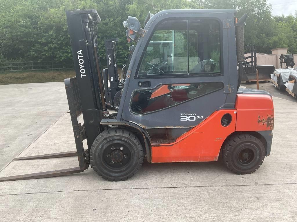 Toyota 02-8 FDF 30 Tehnika ar dīzeļa dzinēju