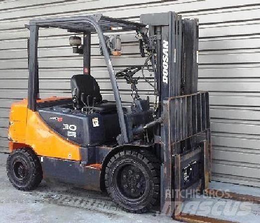 Doosan D30 S-5 Tehnika ar dīzeļa dzinēju