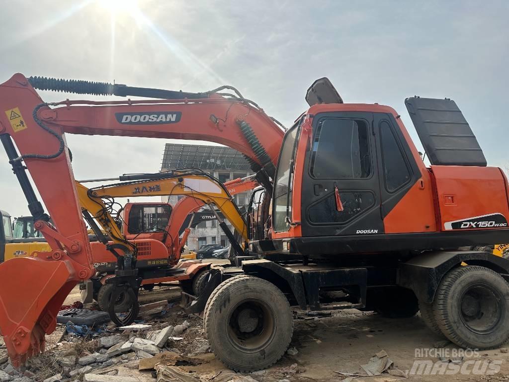 Doosan 150 Ekskavatori uz riteņiem
