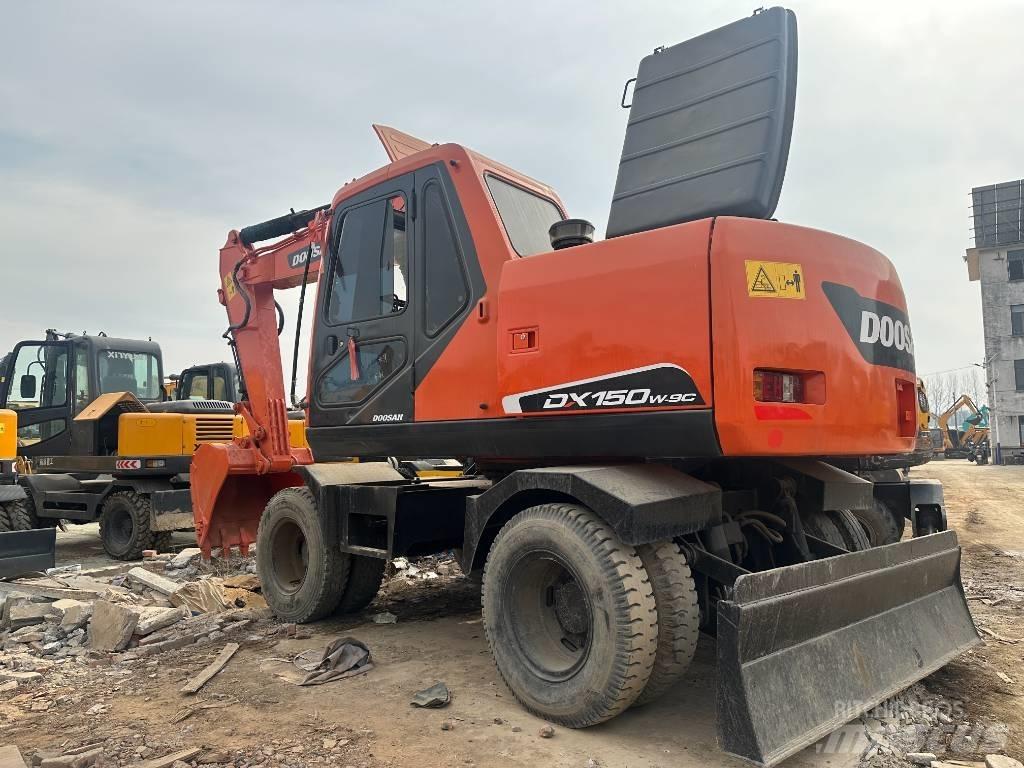 Doosan 150 Ekskavatori uz riteņiem