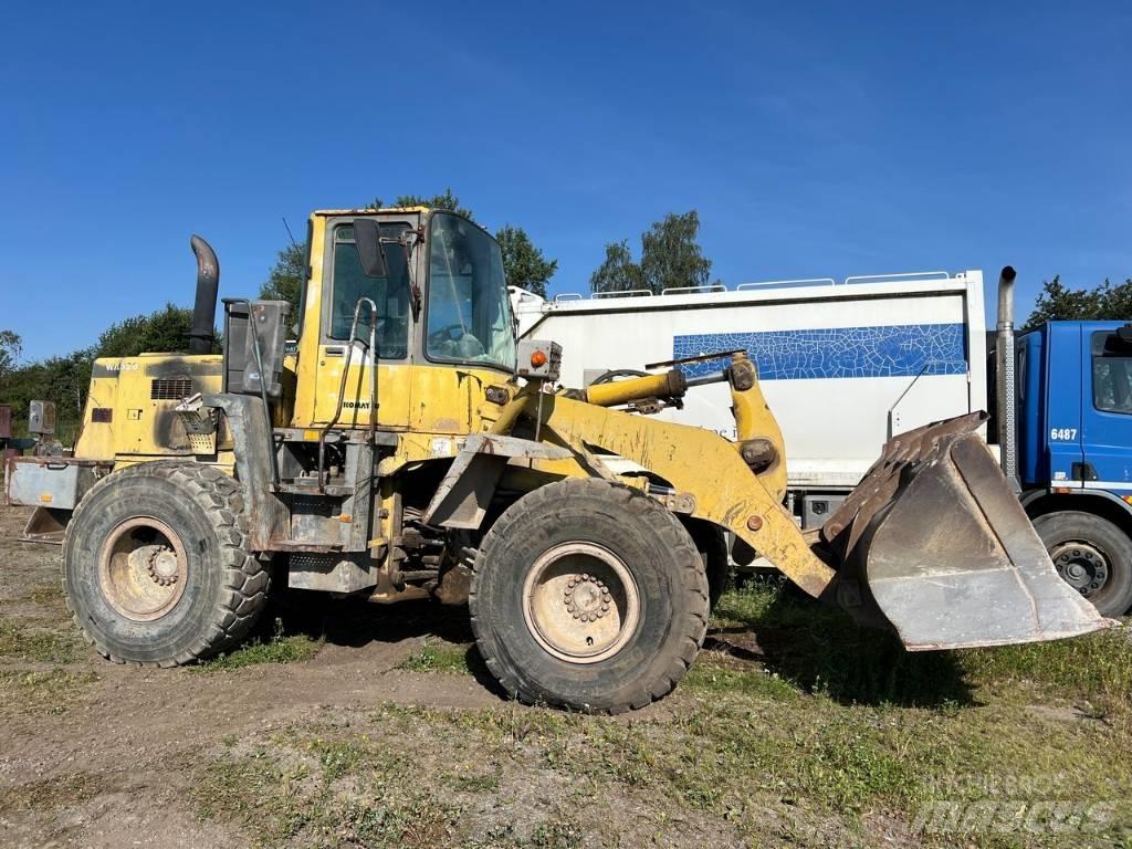 Komatsu WA 320 Iekrāvēji uz riteņiem