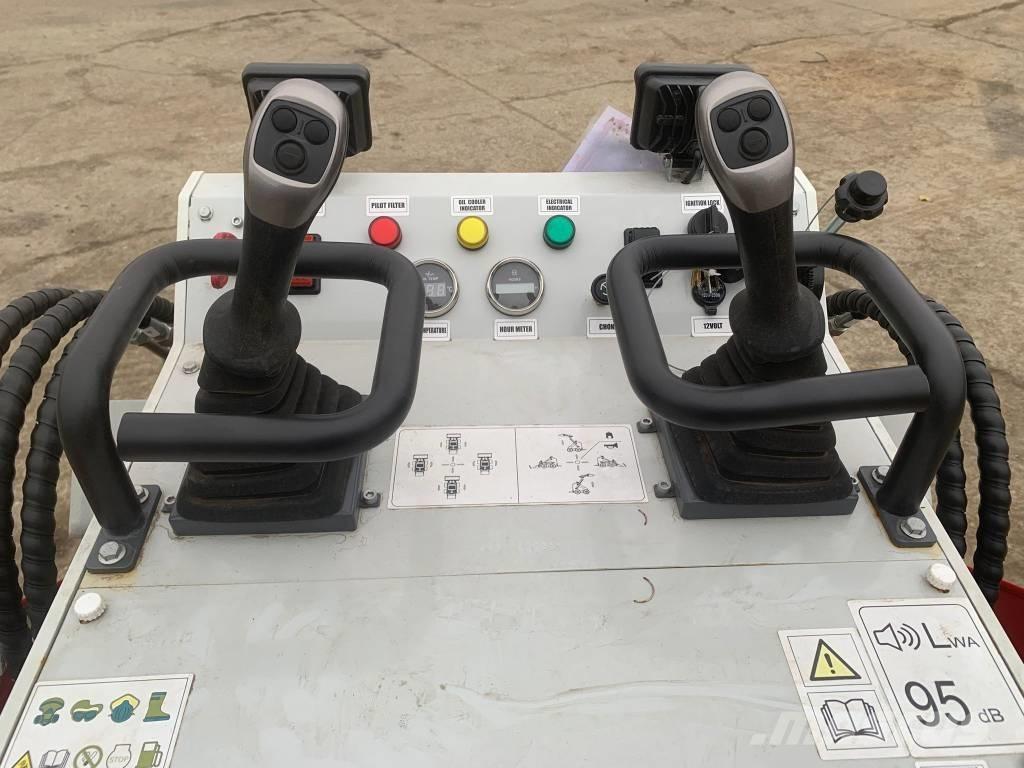 BTTL ST28H-6 Lietoti riteņu kompaktiekrāvēji