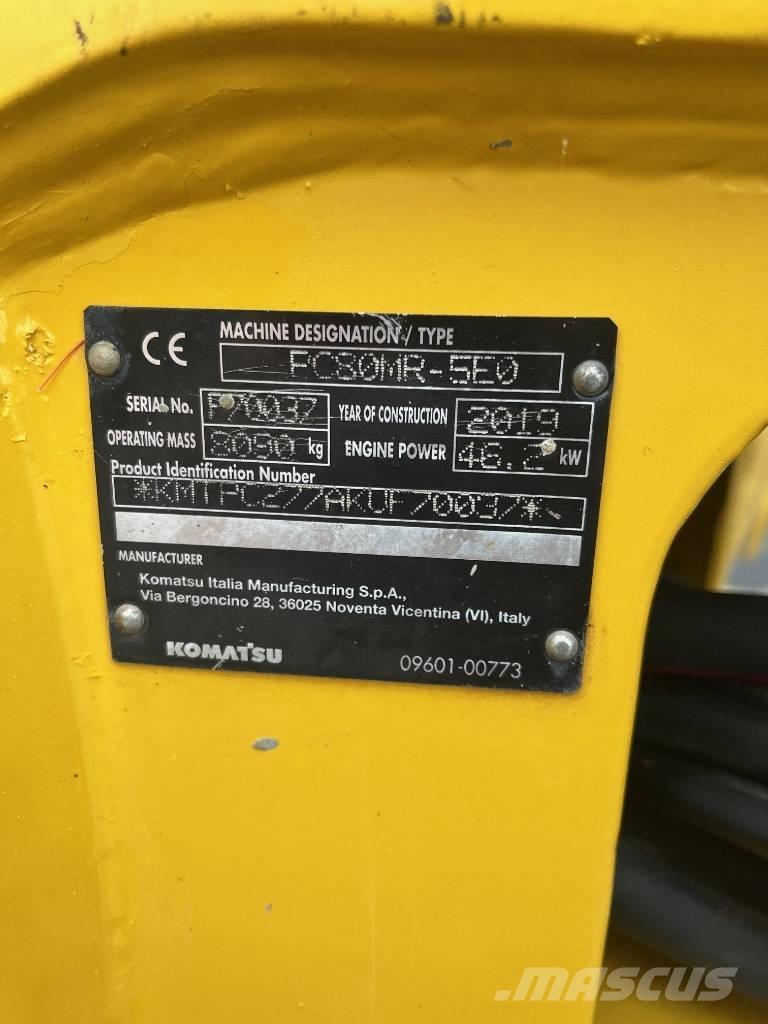 Komatsu PC80MR-5E0 Vidēja lieluma ekskavatori 7 t - 12 t
