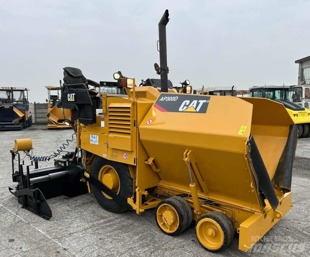 CAT AP 300D Asfalta klājēji