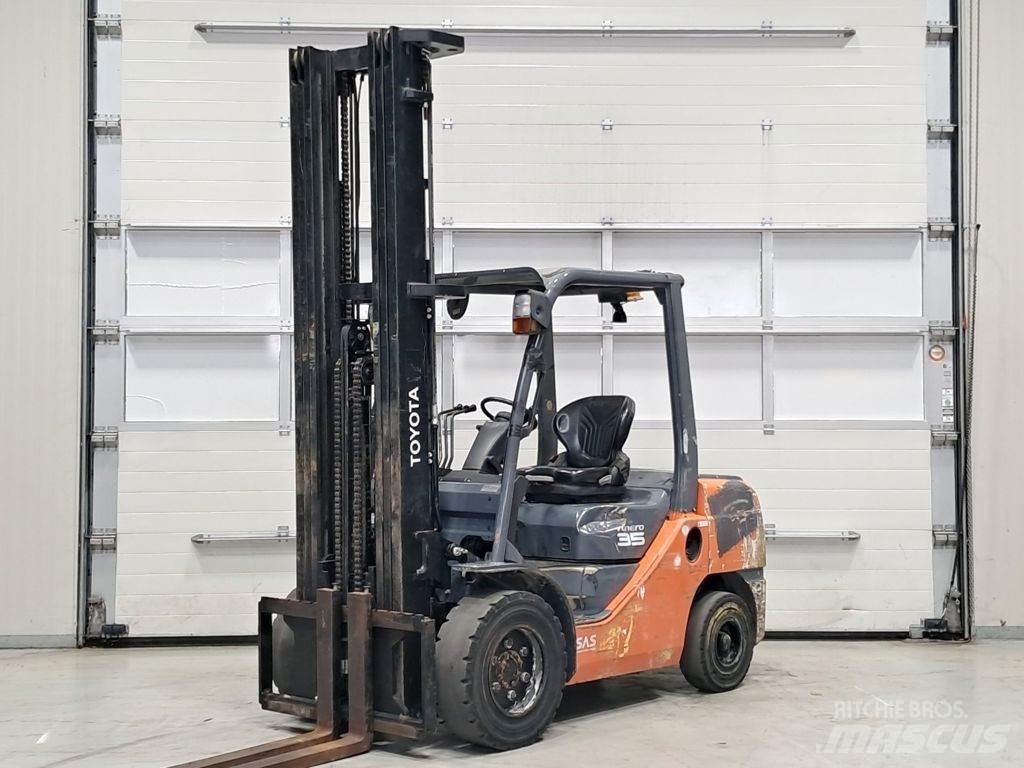 Toyota 02-8FDJF35 Tehnika ar dīzeļa dzinēju