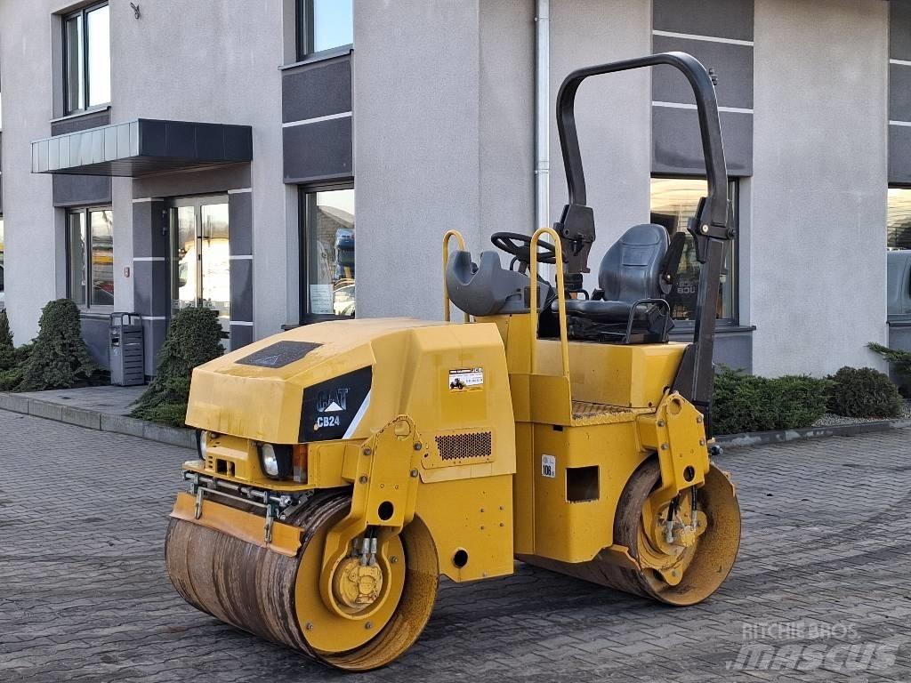 CAT CB 24 Divvalču grunts veltņi