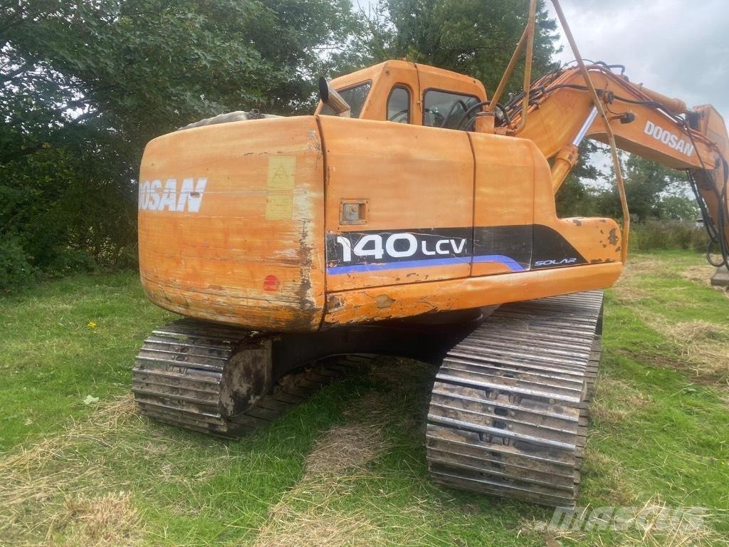 Doosan DX 140 Ekskavatori uz riteņiem