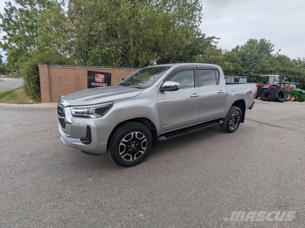Toyota Hilux Vieglais kravas automobilis/izkraušana no sāniem