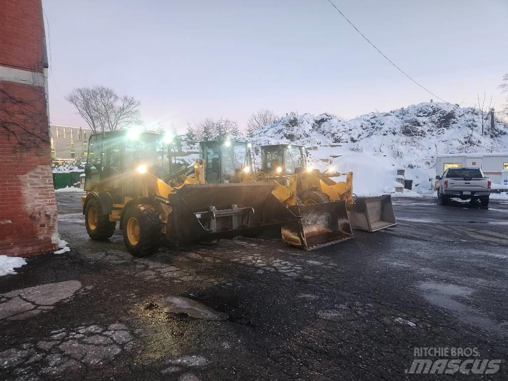 CAT 908m Iekrāvēji uz riteņiem