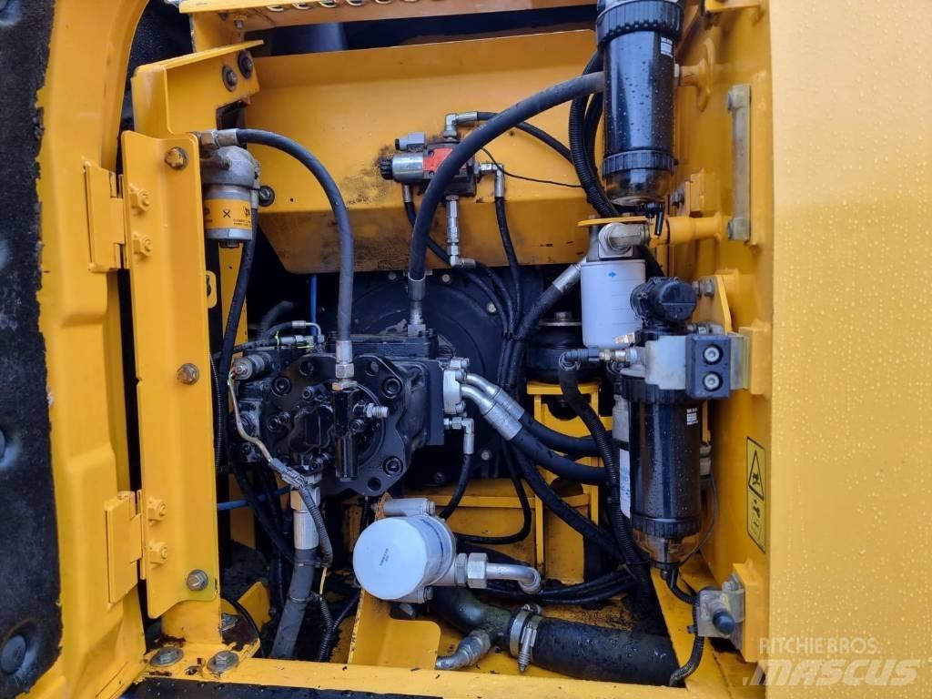 JCB JS 130 LC Kāpurķēžu ekskavatori