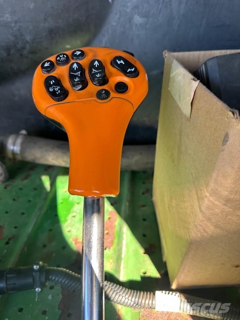 John Deere R952 i Piekabināmie smidzinātāji(miglotāji)