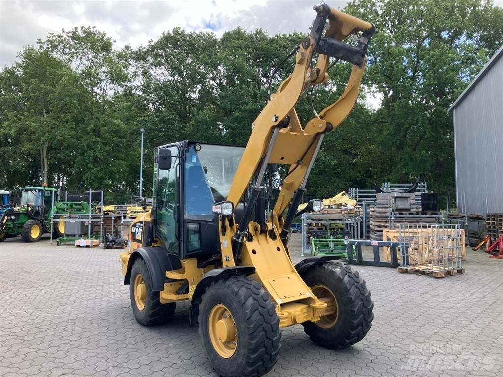 CAT 907 Iekrāvēji uz riteņiem