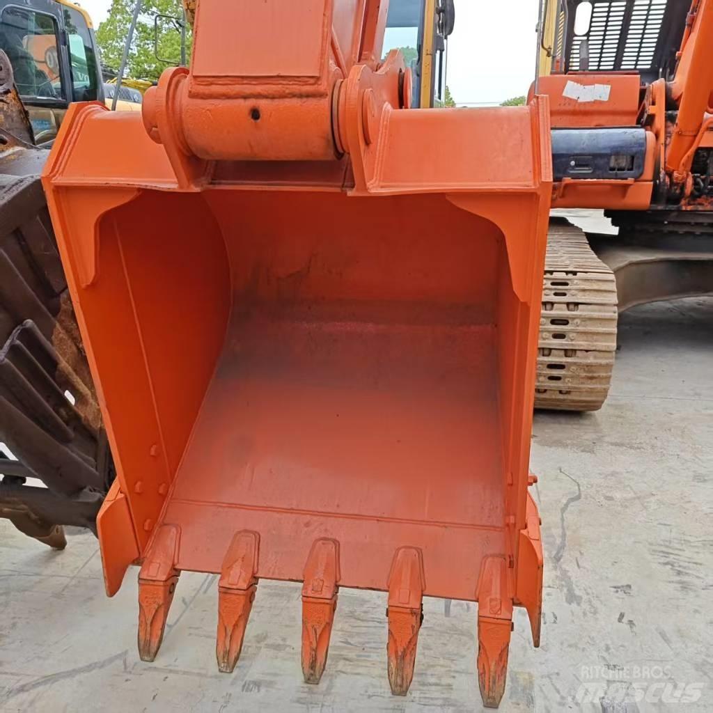 Hitachi ZX 210 Kāpurķēžu ekskavatori