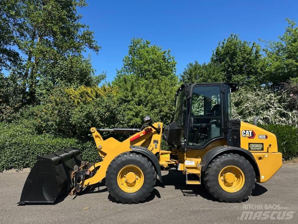 CAT 908 Iekrāvēji uz riteņiem