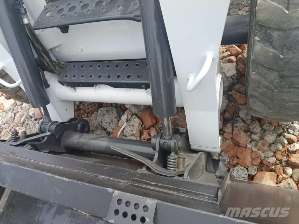 Bobcat S 220 Lietoti riteņu kompaktiekrāvēji