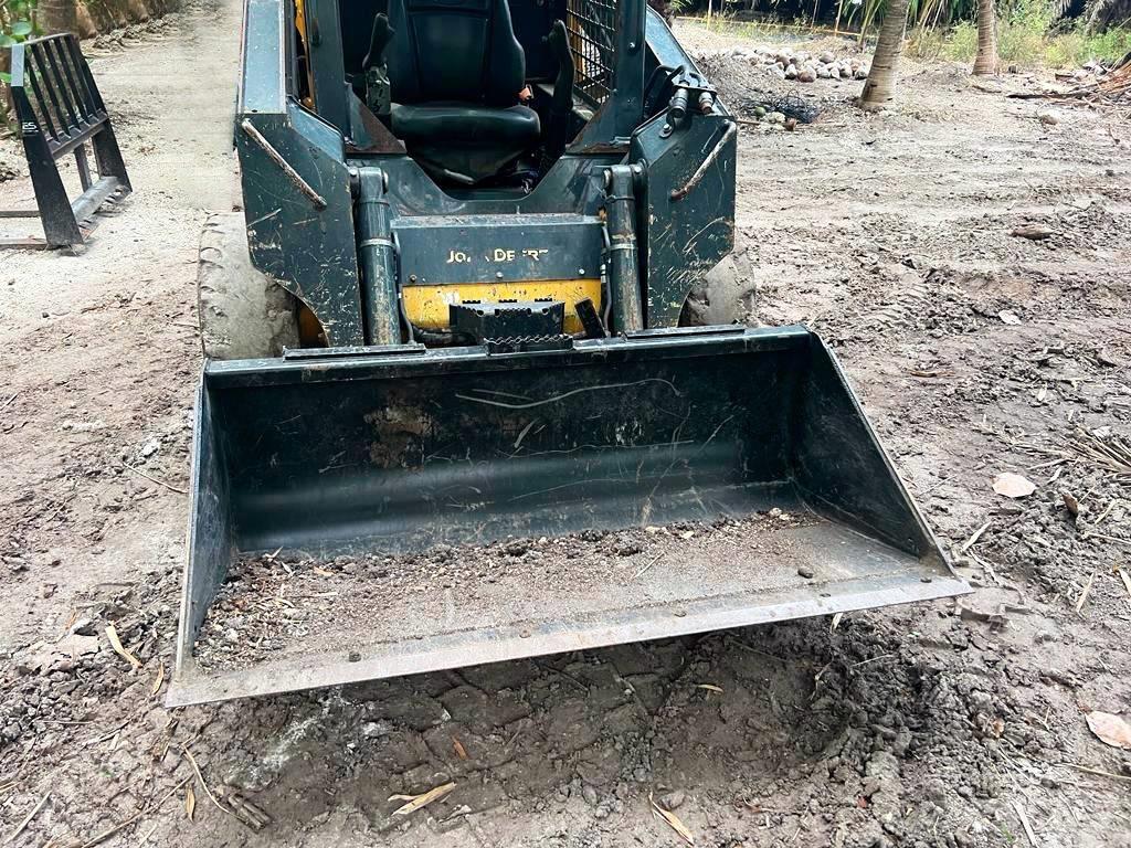 John Deere 312 Lietoti riteņu kompaktiekrāvēji