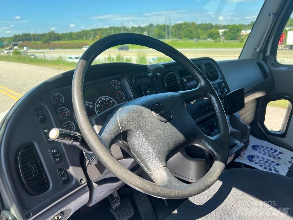 Freightliner M2 Evakuators ar manipulatoru