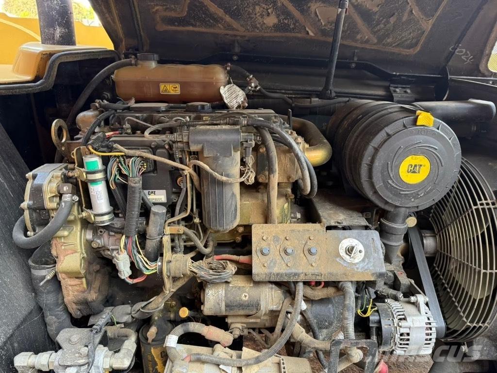 CAT TH 330 B Teleskopiskie manipulatori