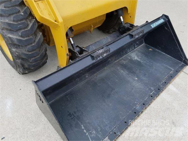 CAT 272 D Lietoti riteņu kompaktiekrāvēji