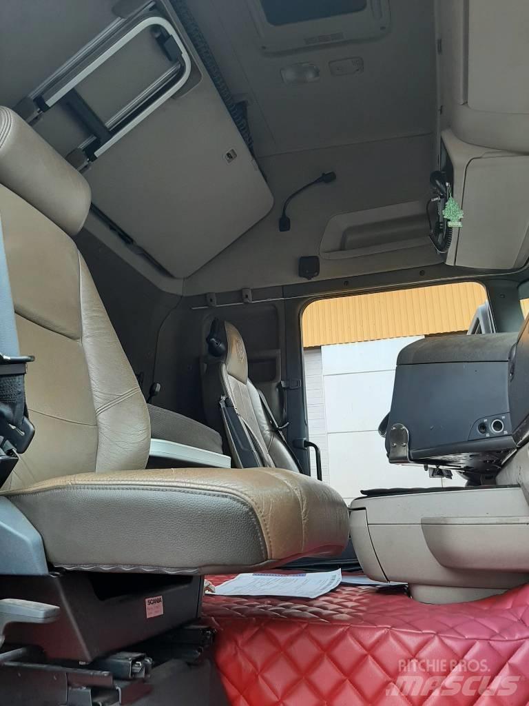 Scania R 560 Treileri ar āķi