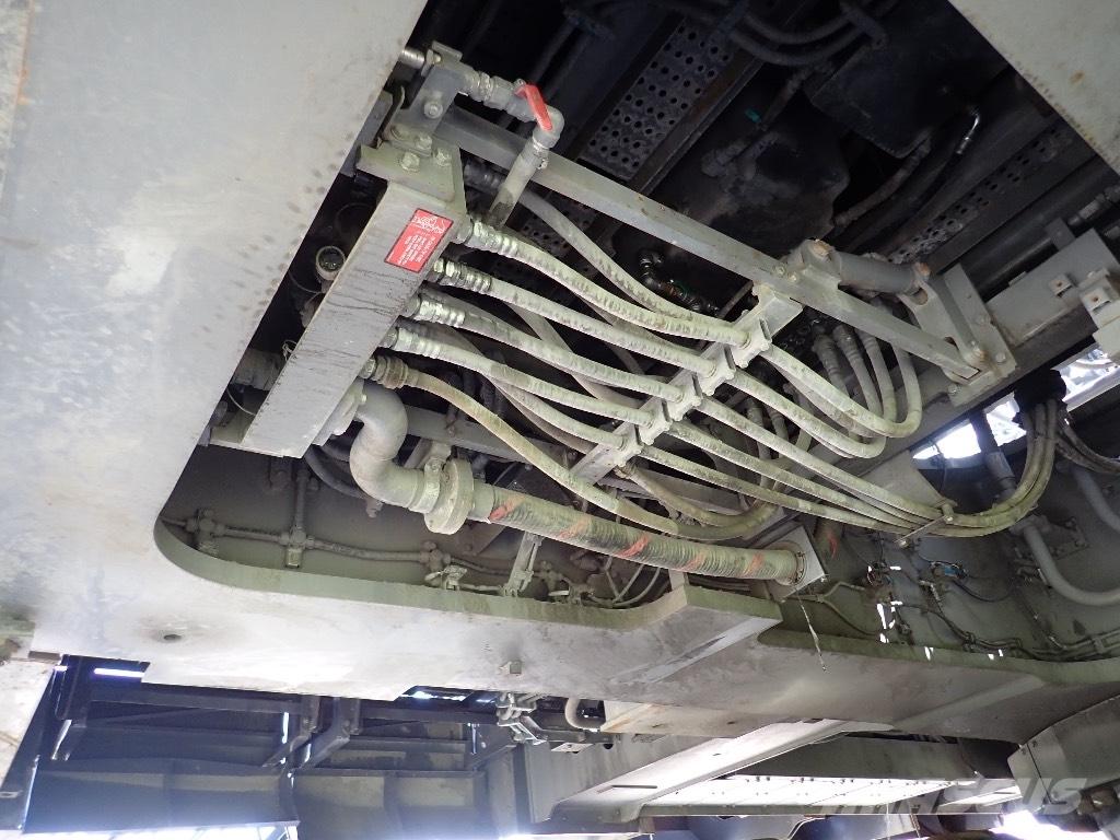 Hitachi EX 3600-7B Ekskavatori ar kausu priekšā