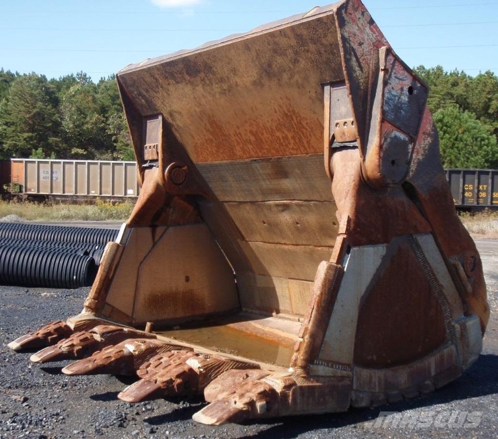 Komatsu EX 3600-7B Ekskavatori ar kausu priekšā