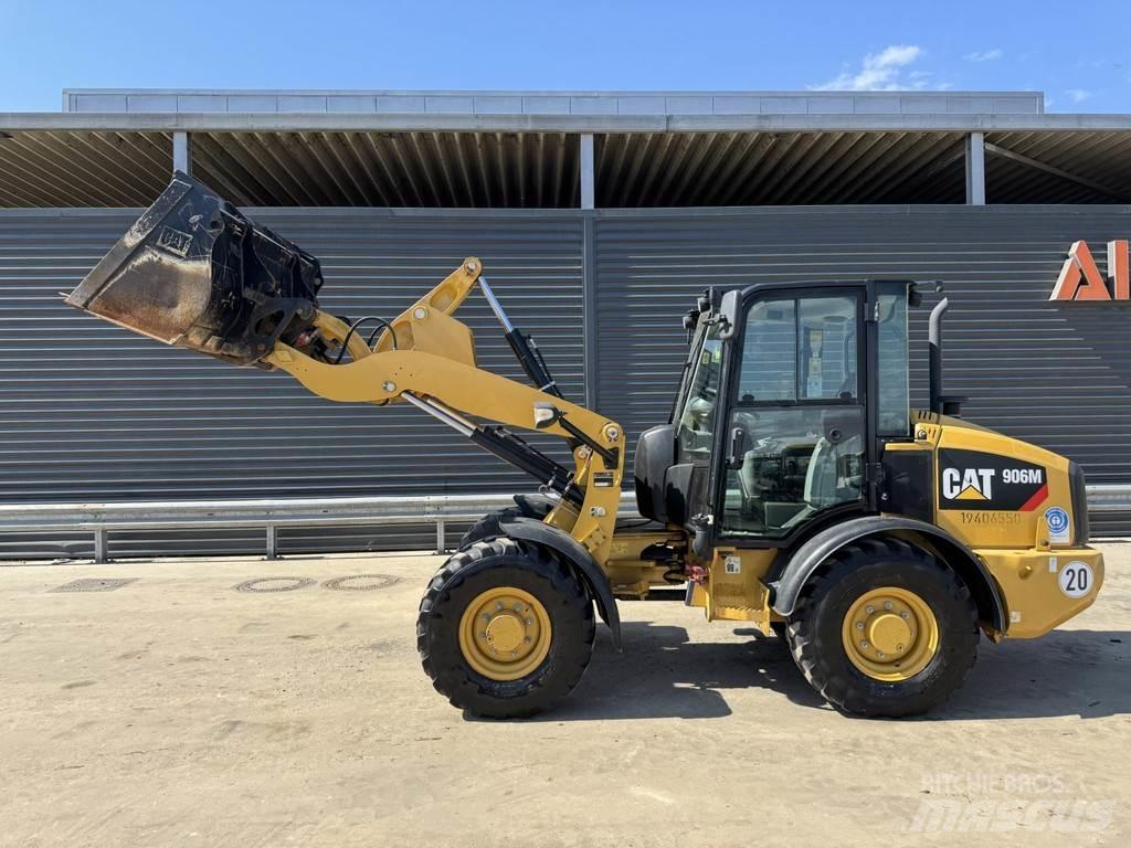 CAT 906M Iekrāvēji uz riteņiem