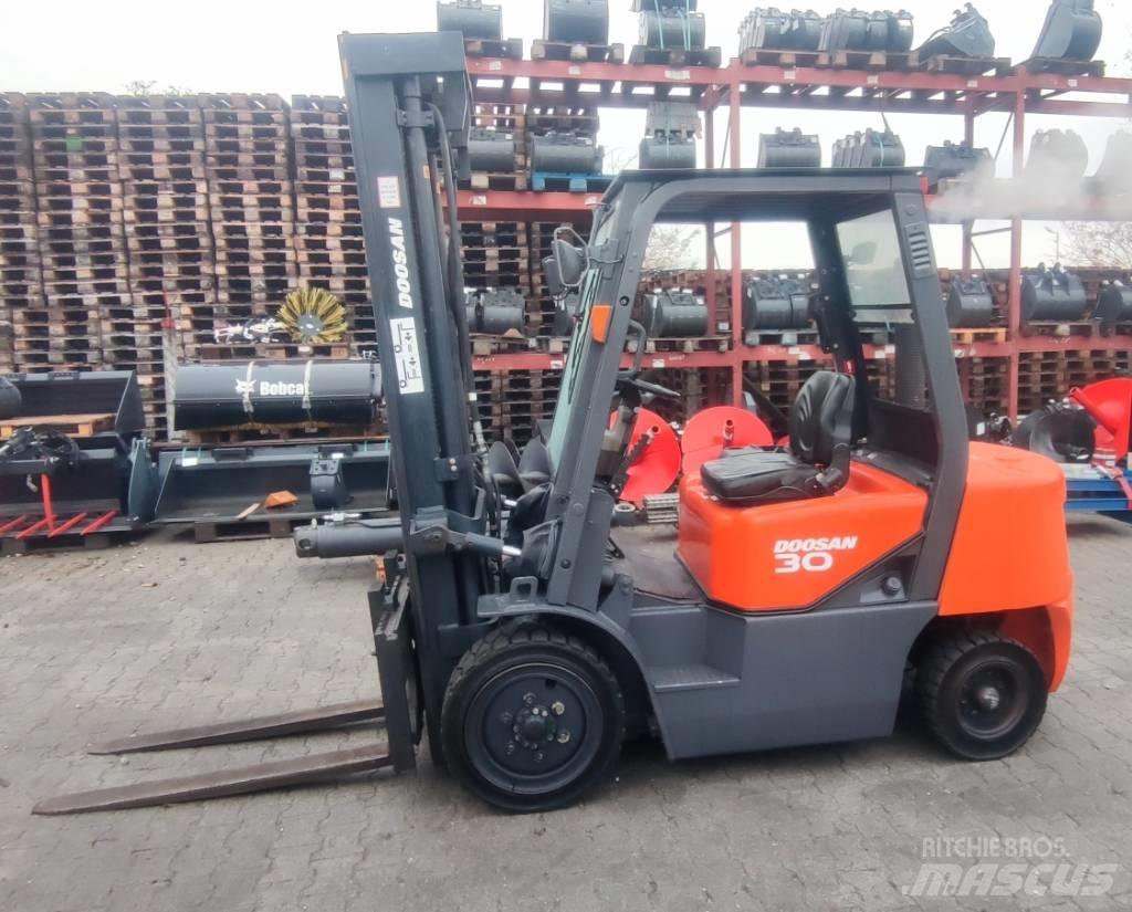 Doosan D 30 G Tehnika ar dīzeļa dzinēju
