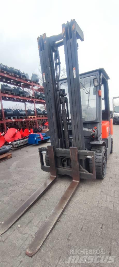 Doosan D 30 G Tehnika ar dīzeļa dzinēju