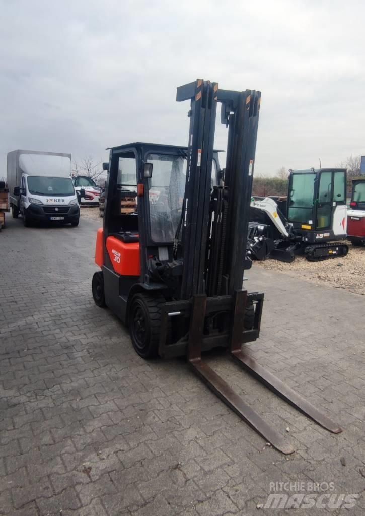 Doosan D 30 G Tehnika ar dīzeļa dzinēju