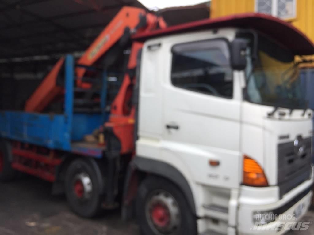 Hino 700 FY Smagās mašīnas ar celtni