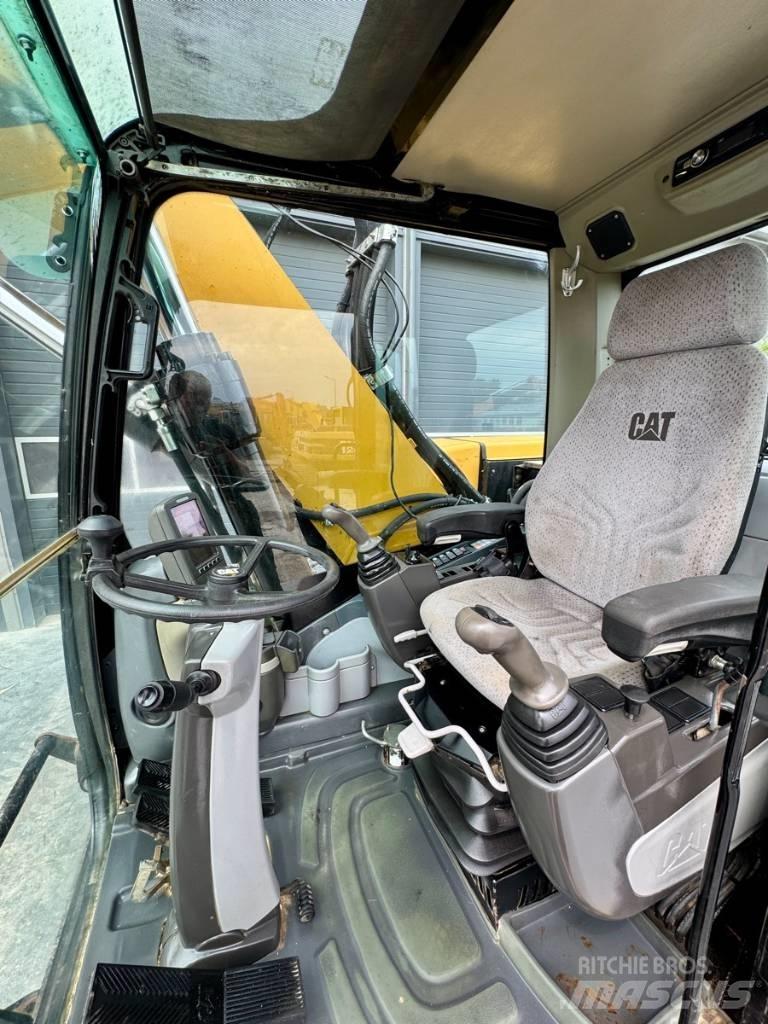 CAT M322D Ekskavatori uz riteņiem