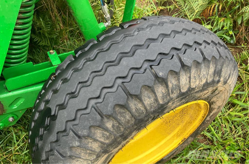 John Deere 1365 Piekabināmās pļaujmašīnas