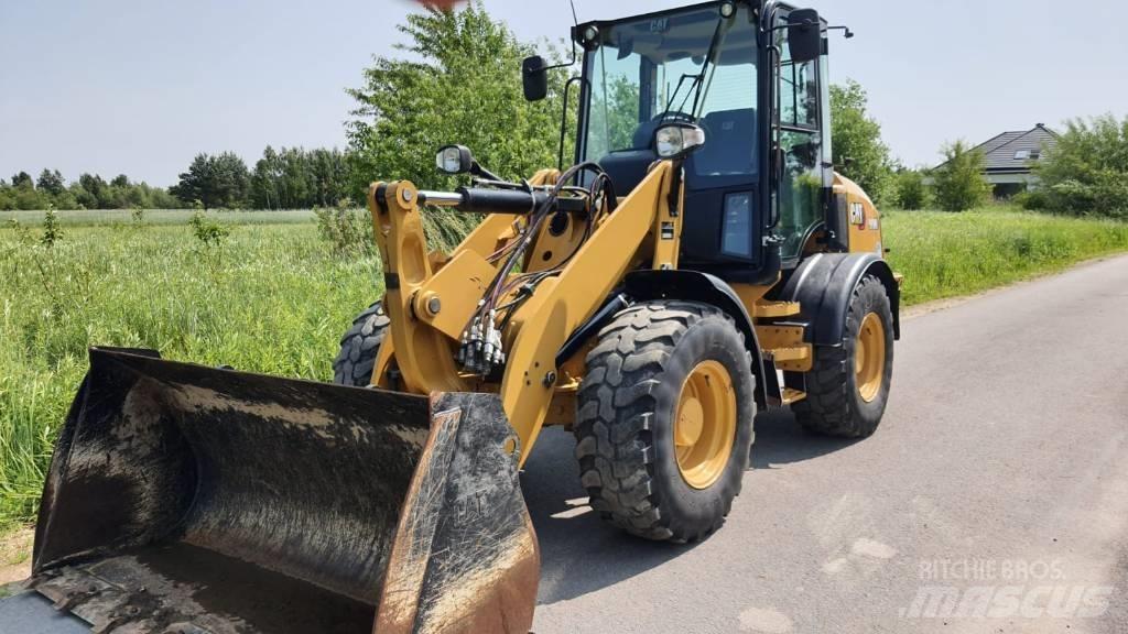 CAT 908M Iekrāvēji uz riteņiem