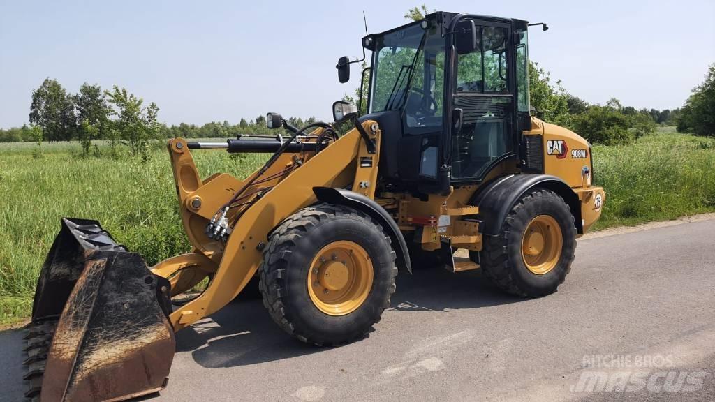 CAT 908M Iekrāvēji uz riteņiem